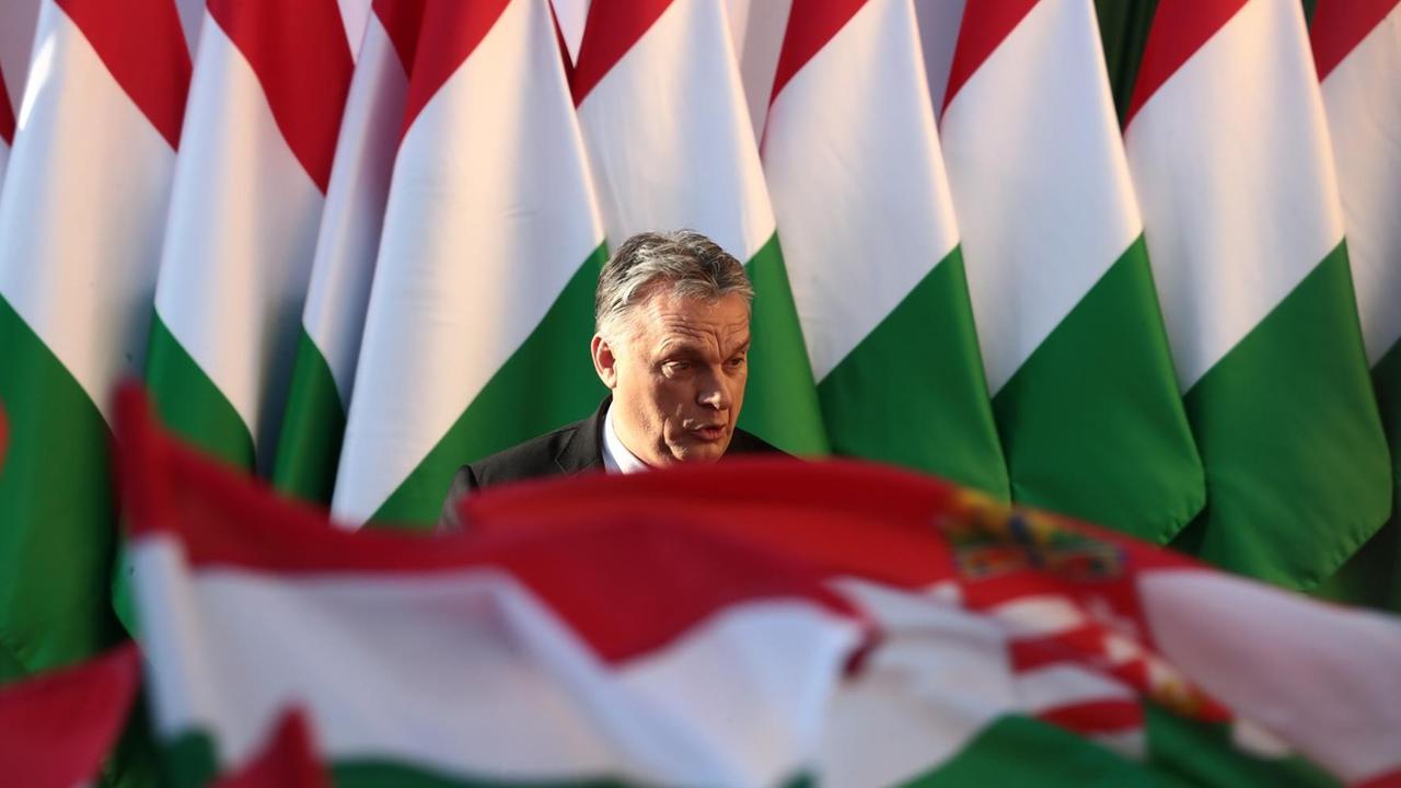 Der ungarische Premierminister Viktor Orban hält seine Rede während der letzten Wahlkampfveranstaltung seiner Fidesz-Partei in Szekesfehervar am 6. April 2018.