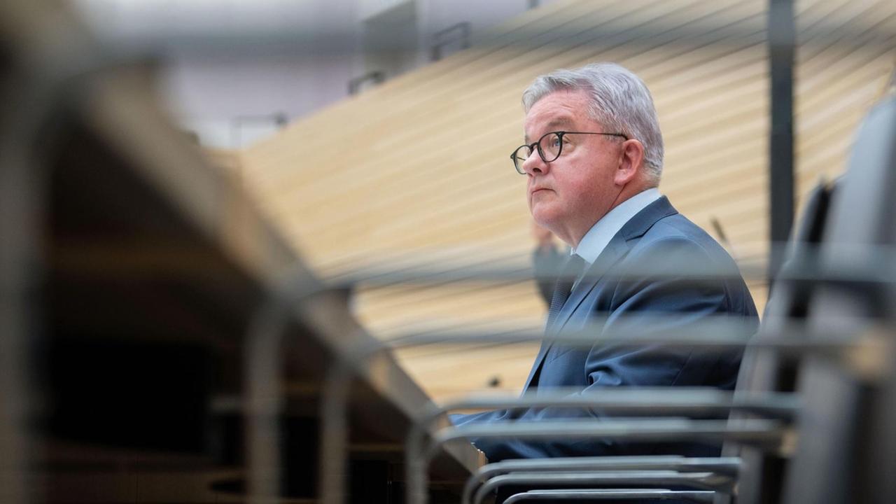 Guido Wolf (CDU), Justizminister von Baden-Württemberg, spricht während einer Plenarsitzung im Landtag von Baden-Württemberg.