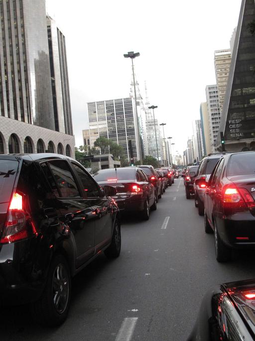 Stoßstange an Stoßstange stehen die Autos auf der Avenida Paulista in der brasilianischen Großstadt Sao Paulo (Aufnahme vom 11.01.2010).