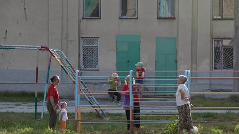 Kinder spielen auf einem Spielplatz in einer Plattenbausiedlung in Ribniza, Transnistrien.