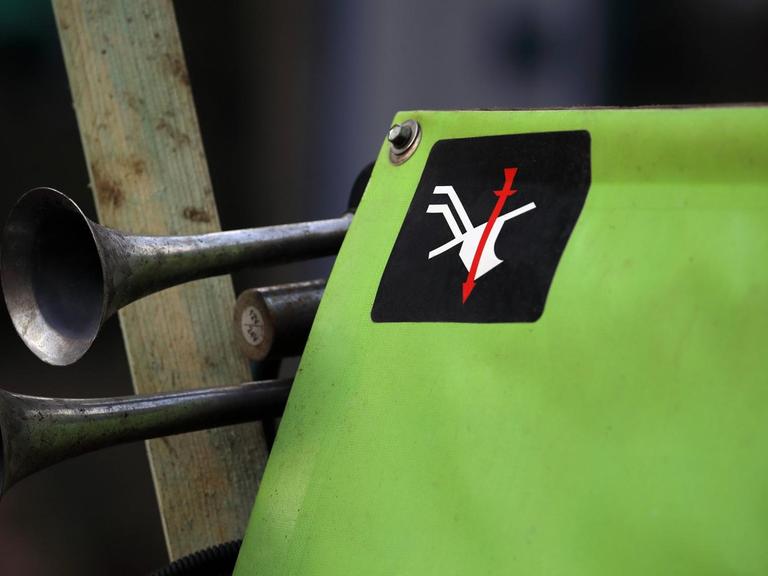 Auf einem Traktor prangt ein Sticker mit dem Symbol der Landvolkbewegung: Ein weißer Pflug und rotes Schwert auf schwarzem Grund.