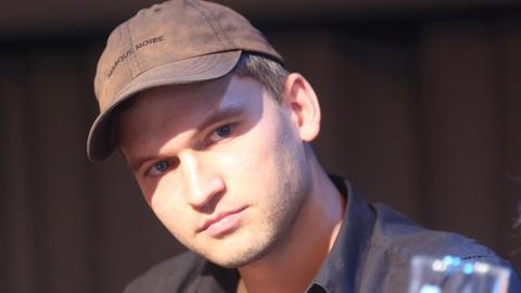 Der österreichische Autor Thomas Köck beanwortet nach der Vorstellung seines Stückes "paradies spielen (abendland, ein abgesang" Fragen auf einem Gesprächspodium. Thomas Köck gewinnt den Mülheimer Dramatikerpreis 2018. Der mit 15.000 Euro dotierte Preis gilt als eine der wichtigsten Bühnen-Auszeichnungen.