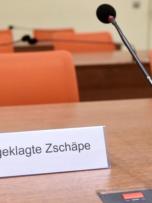 Das Namensschild der Angeklagten Zschäpe, steht am 08.12.2015 im Gerichtssaal im Oberlandesgericht in München