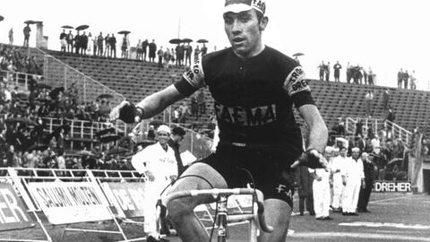 Weltmeister Eddy Merckx überquert am 1. Juni 1968 die Ziellinie in Brescia