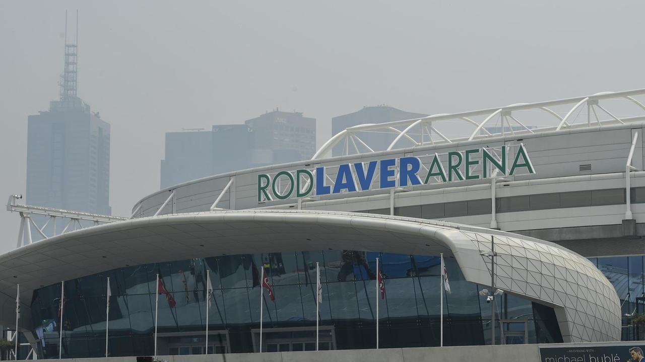 Rauch über der Rod Laver Arena in Melbourne.