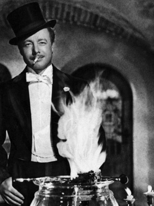 Heinz Rühmann als Schriftsteller Dr. Johannes Pfeiffer im Film "Die Feuerzangenbowle" aus dem Jahr 1944