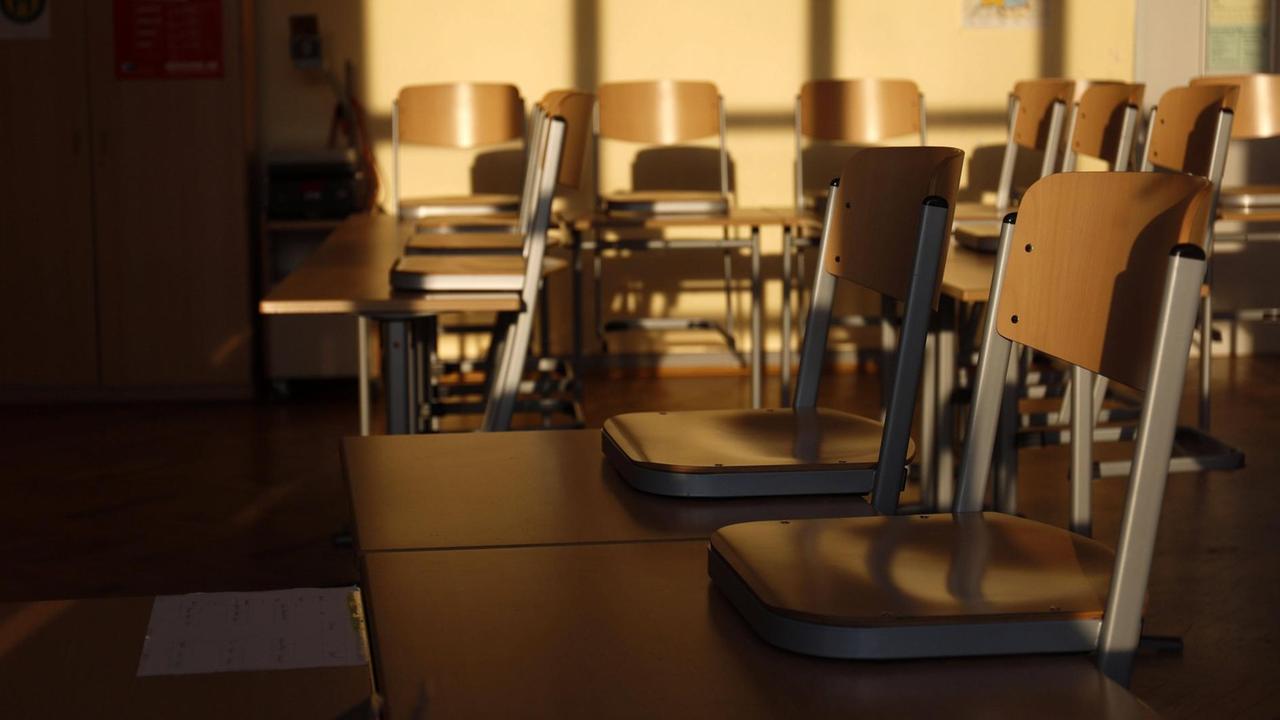 Ein leeres Klassenzimmer in Düsseldorf am 7. April 2020