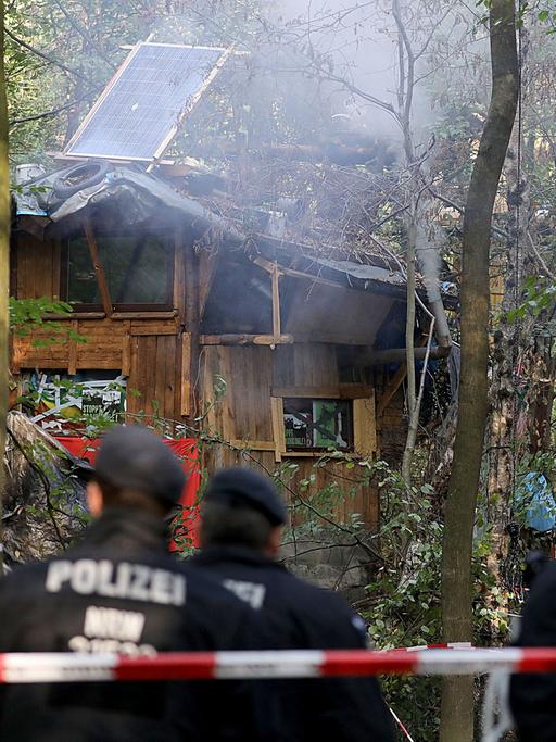 Rauch steigt aus einem Baumhaus der Umweltaktivisten auf bei der Räumung des Hambacher Forstes. 