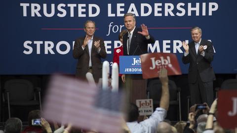 Der republikanische Präsidentschaftskandidat Jeb Bush bekommt jetzt in seinem Wahlkampf auch Unterstützung durch seinen älteren Bruder, den früheren Präsidenten George W. Bush.