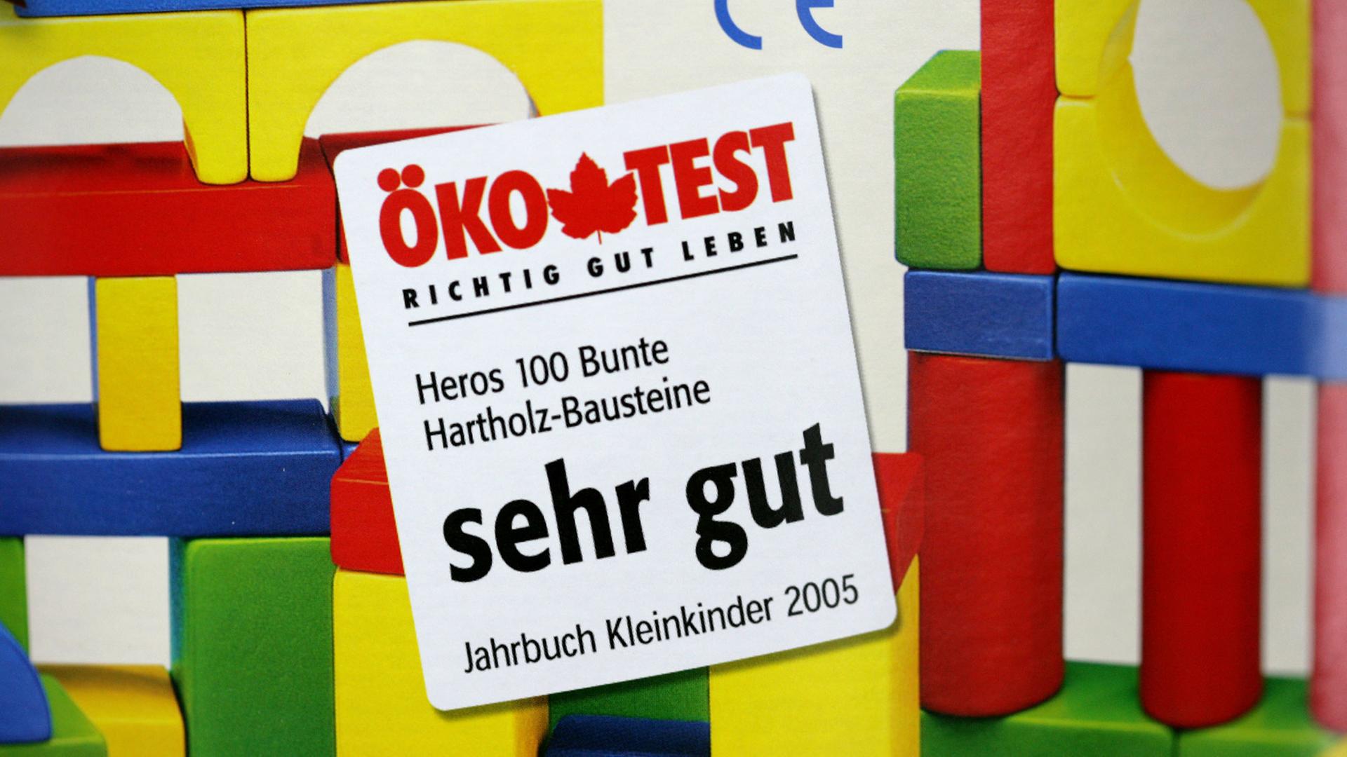 Das Logo von Öko-Test ist am 17.8.2007 in einem Labor beim TÜV Rheinland in Köln auf einer Verpackung zu sehen.
