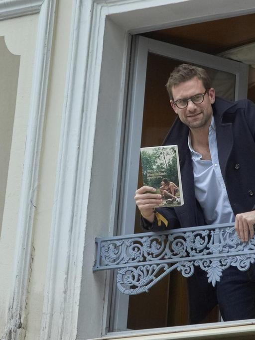 Am Fenster zeigt Nicolas Mathieu stolz sein Buch, mit dem er literarische Ehren erlangt hat.