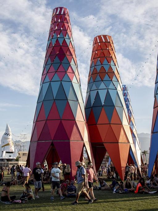 Musikfans lagern beim Coachella-Festival unter bunten Pavillions