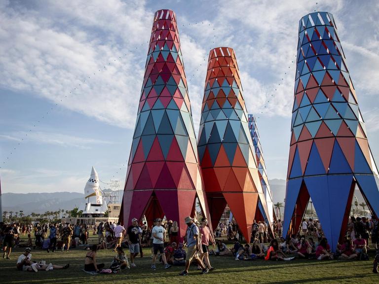 Musikfans lagern beim Coachella-Festival unter bunten Pavillions