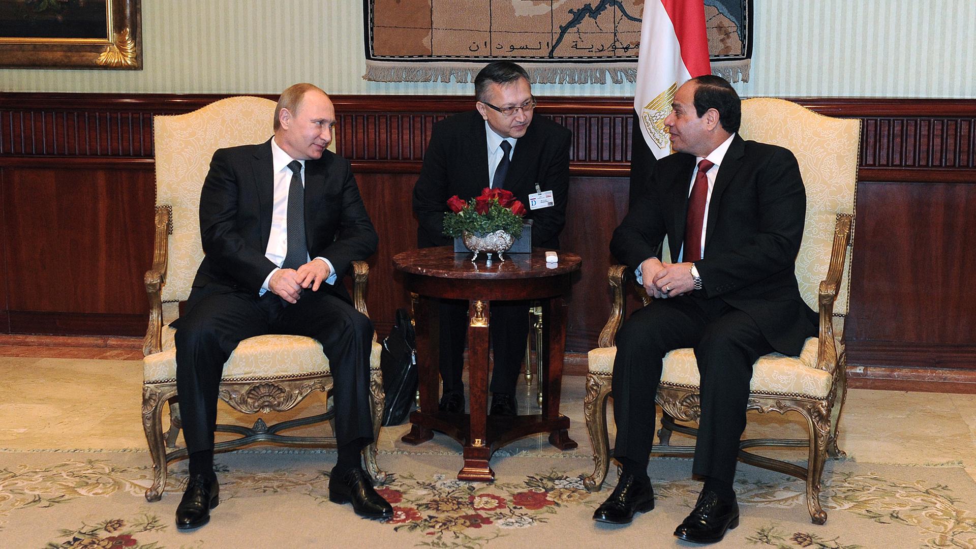 Der russische Präsident Wladimir Putin trifft seinen ägyptischen Amtskollegen Fattah el-Sisi in Kairo.