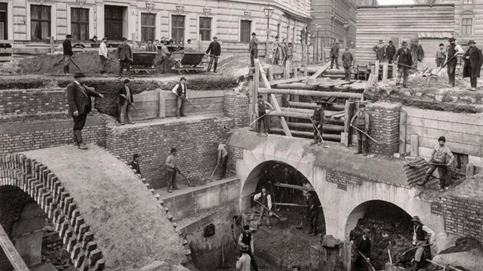 Aufgestellt un dgut verteilt auf den einzelnen Ebenen der Baustelle warten die Bauarbeiter bis das Foto fertig ist.