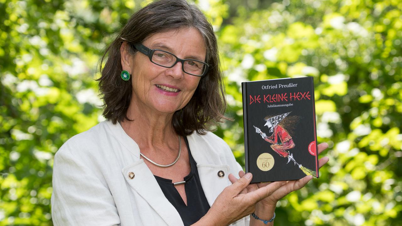 Susanne Preußler-Bitsch, Tochter des Schriftstellers Otfried Preußler, hält eine Ausgabe von "Die kleine Hexe" in die Kamera.