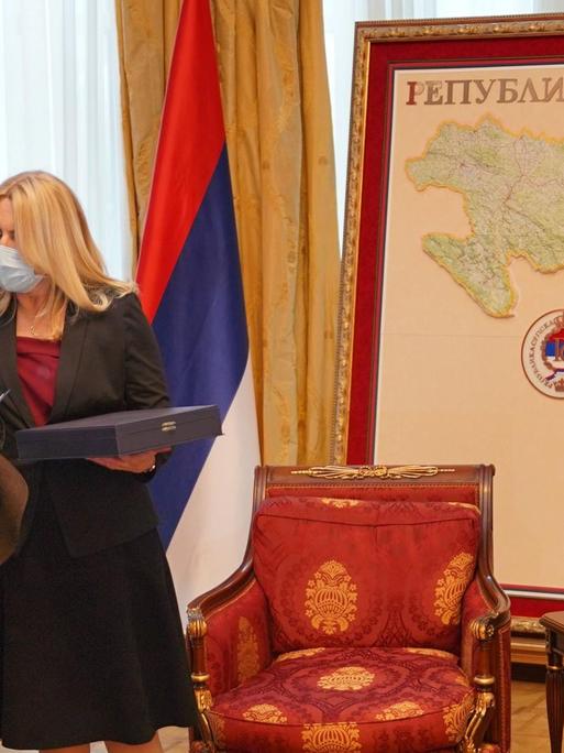 Peter Handke steht links, rechts von ihm die Präsidentin der Republika Srpska