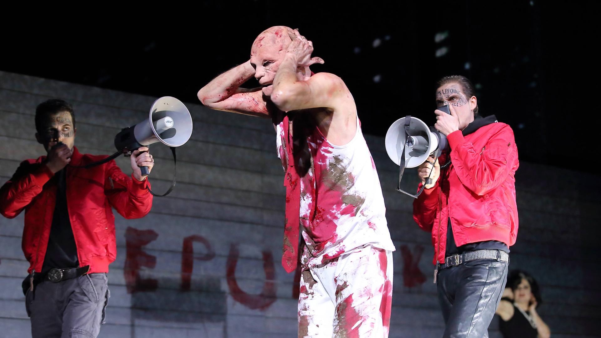Camill Jammal (als Volkstribun), Michael Goldberg (als Gaius Marcius Coriolan) und Benjamin Lillie (als Volkstribun, v.l.) während der Fotoprobe zu "Rom" im Deutschen Theater Berlin, nach "Coriolan", "Julius Cäsar" und "Antonius und Cleopatra" von William Shakespeare in der Regie von Karin Henkel. Uraufführung ist am 16. März 2018.