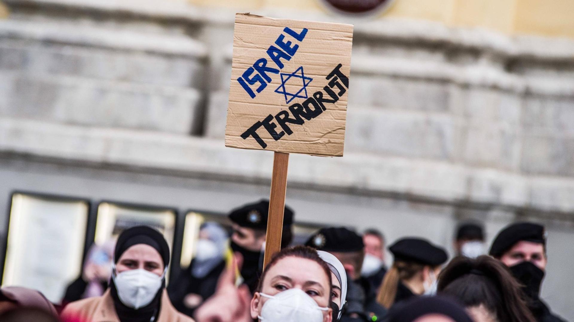 Auf einem Anti Israel Protest/Freiheit für Palästina in München wird ein Schild hochgehalten: "Israel=Terrorist". 11. Mai 2021.