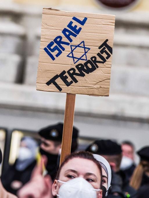 Auf einem Anti Israel Protest/Freiheit für Palästina in München wird ein Schild hochgehalten: "Israel=Terrorist". 11. Mai 2021.