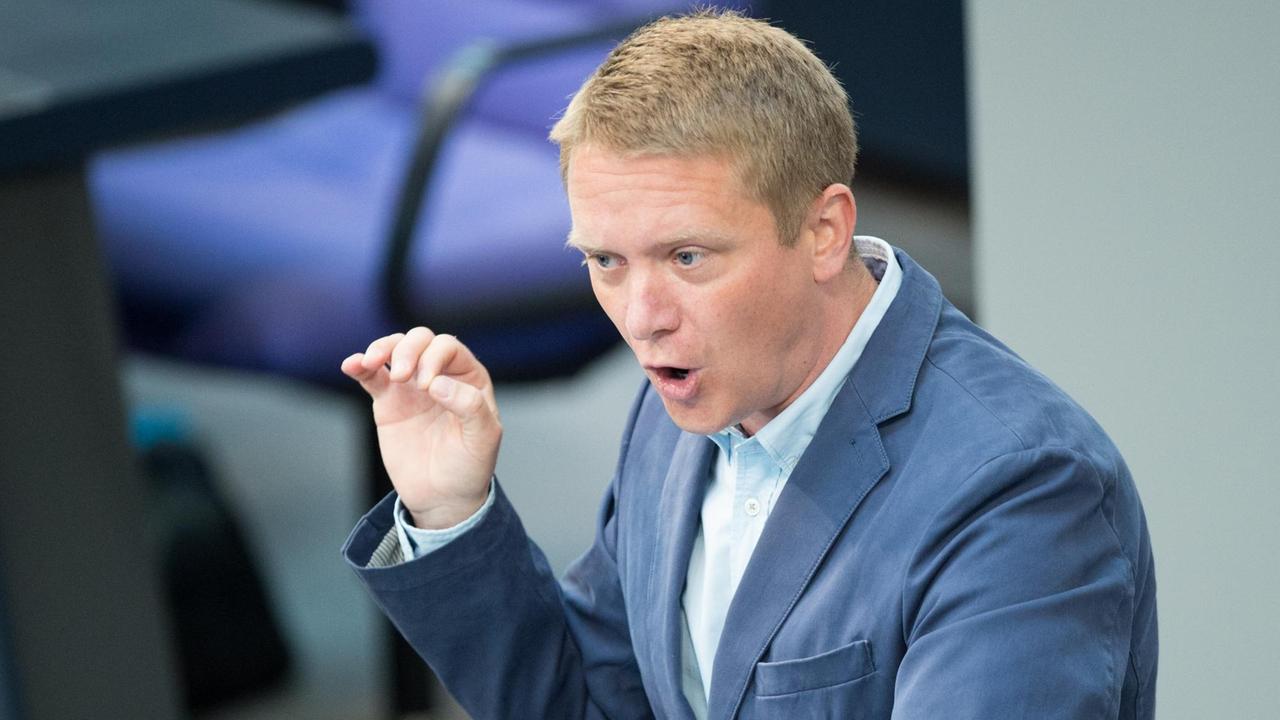 Der Linken-Politiker Jan Korte spricht im Bundestag.