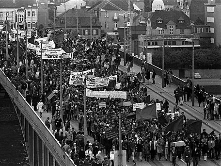 Demonstranten protestieren am 11. Mai 1968 auf der Kennedybrücke in Bonn gegen die Notststandsgesetze.
