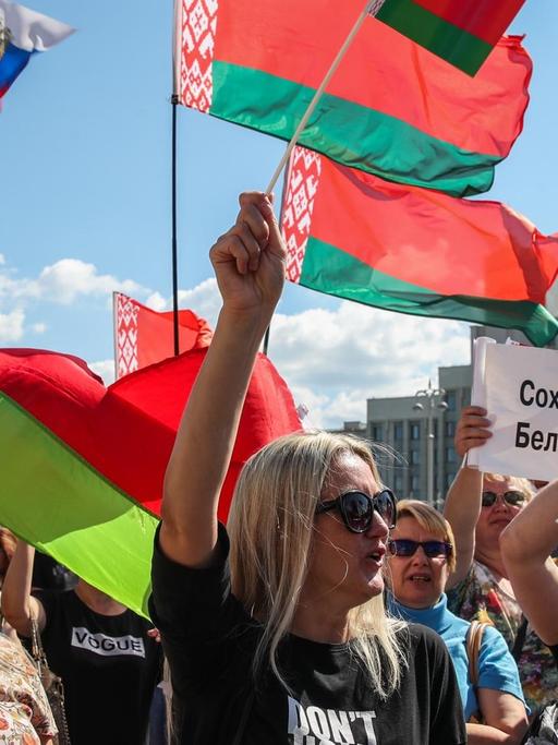 Demonstrierende auf dem Unabhängigkeitsplatz in Minsk, die für den Präsidenten Alexander Lukaschenko protestieren. Auf einem Schild steht "Lasst uns Belarus retten".