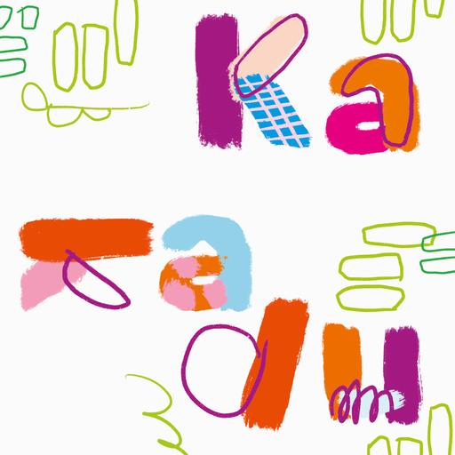 Das Podcast-Logo des "Kakadu Kinderhörspiel" zeigt den Schriftzug in kindlicher Handschrift, im Hintergrund sind die einzelnen Buchstaben in unterschiedlichen Formen und Schriften zu sehen.