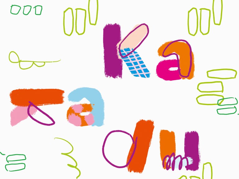 Das Podcast-Logo des "Kakadu Kinderhörspiel" zeigt den Schriftzug in kindlicher Handschrift, im Hintergrund sind die einzelnen Buchstaben in unterschiedlichen Formen und Schriften zu sehen.