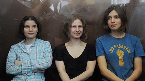 Die Aktivistinnen der Band Pussy Riot bei ihrem Prozess in Moskau. Sie wurden zu zwei Jahren Lagerhaft verurteilt.