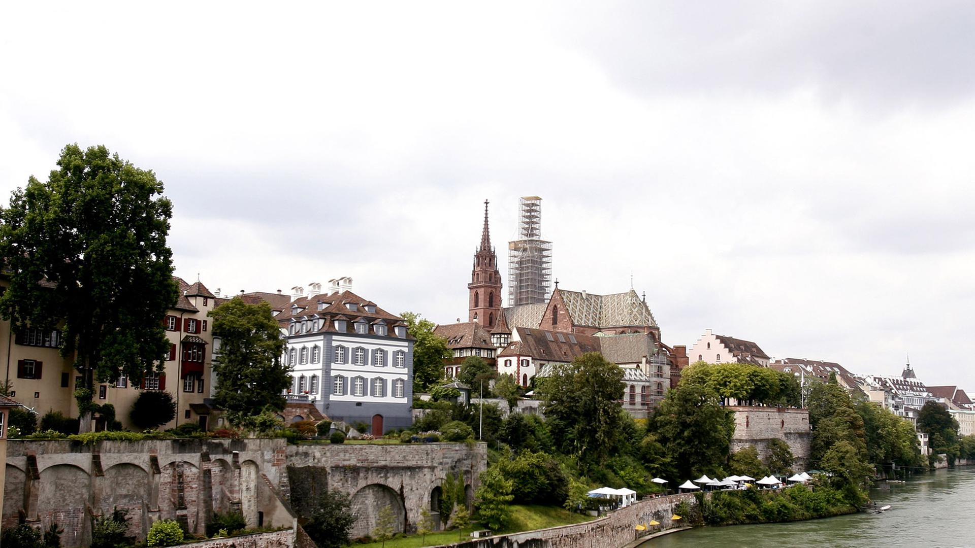 Blick am 03.08.2007 von der Wettsteibrücke über den Rhein auf den Baseler Stadtteil Grossbasel mit dem Münster der Stadt.