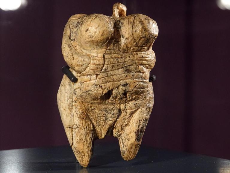 Die ca. 40 000 Jahre alte Venus vom Hohle Fels steht in einer Vitrine in der Ausstellung "Bewegte Zeiten.