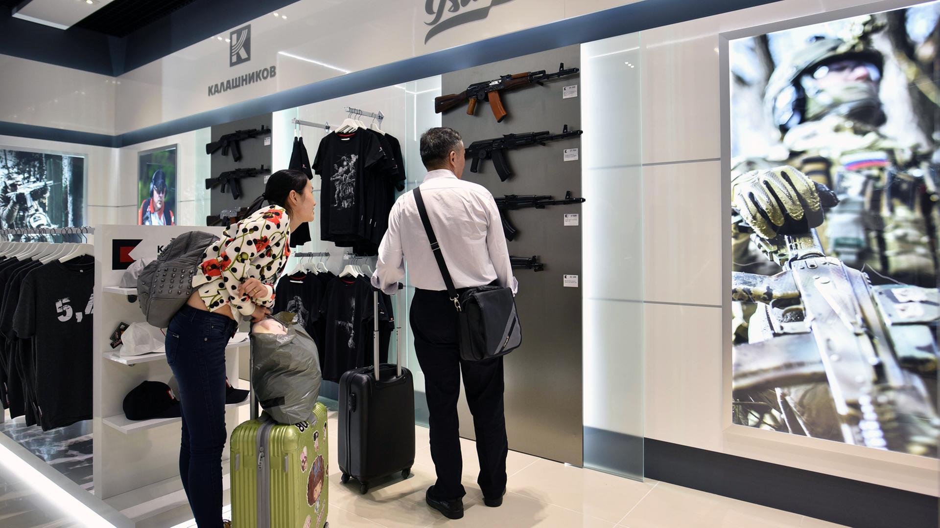 Der Waffenhersteller Kalaschnikow hat gerade einen Souvenirladen im Moskauer Flughafen eröffnet. Der Waffenhersteller Kalaschnikow hat gerade einen Souvenirladen im Moskauer Flughafen eröffnet.