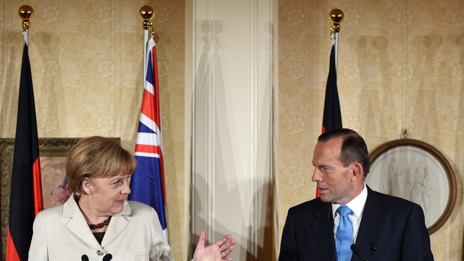 Angela Merkel und der australische Premierminister Tony Abbott am 16.11.2014 am letzten Tag des G20-Gipfels in Brisbane