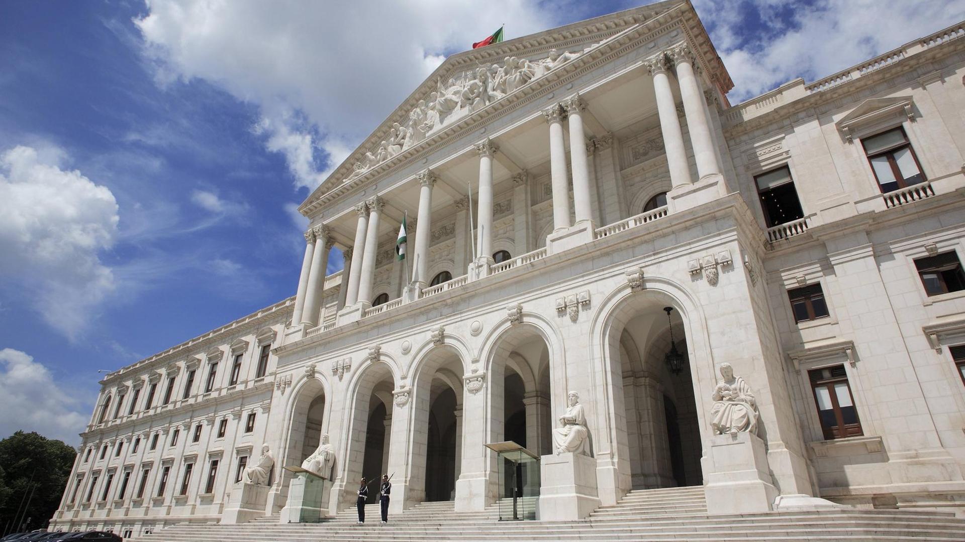 Zu sehen ist die Fassade des Parlamentsgebäudes in Lissabon.