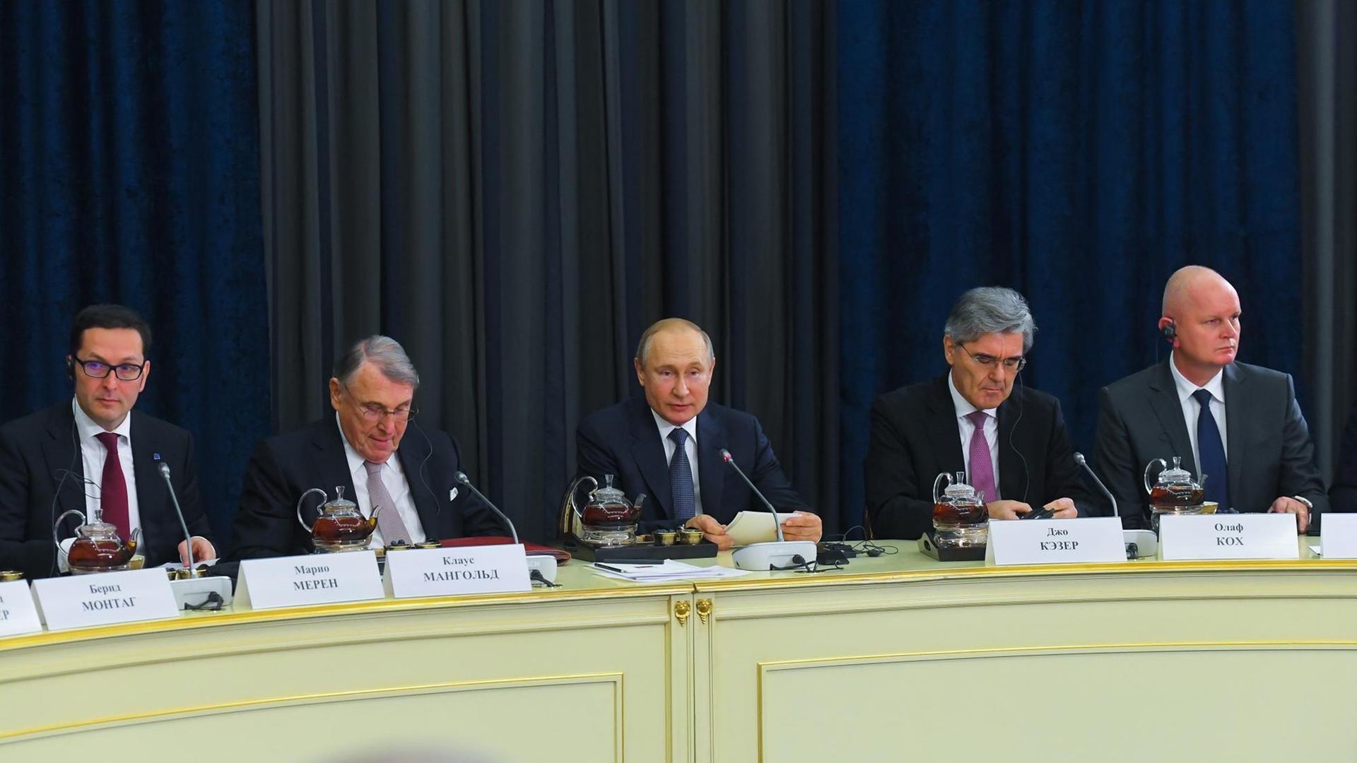 Russlands Präsident Wladimir Putin trifft deutsche Unternemenschefs, darunter auch Siemens-Chef Joe Kaeser.