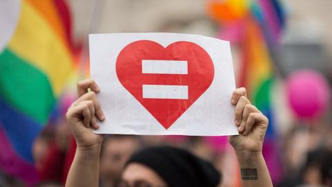 Ein Demonstrant hält in Rom ein Gleichheitszeichen als Symbol für die Gleichberechtigung homosexueller Partnerschaften hoch.