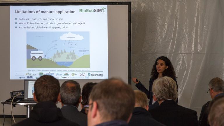 Jennifer Bilbao vom Fraunhofer IGB Stuttgart bei einer Präsentation des BioEcoSIM-Projekts