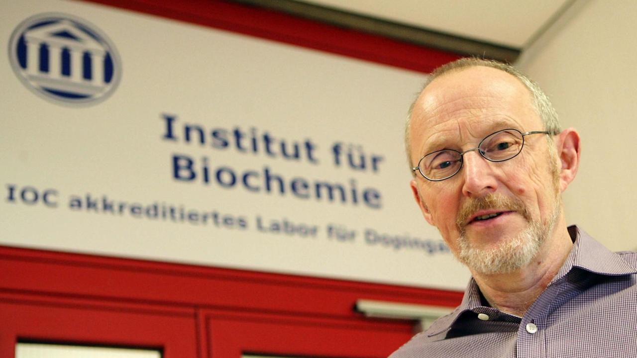 Professor Wilhelm Schänzer, Leiter des Instituts für Biochemie an der Deutschen Sporthochschule Köln (DSHS), steht am Montag (17.01.2011) vor dem Eingang zum Institut in Köln.