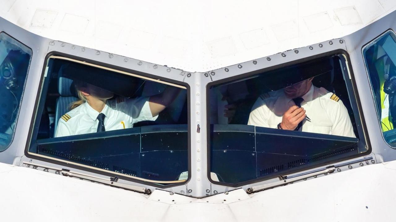 Zwei Piloten im Cockpit eines Airbus Flugzeugs der Lufthansa