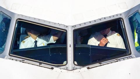 Zwei Piloten im Cockpit eines Airbus Flugzeugs der Lufthansa