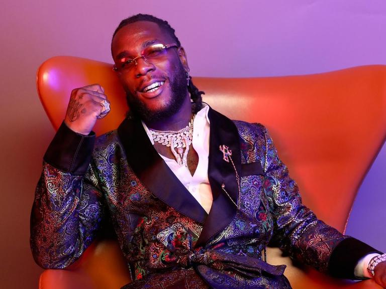 Burna Boy posiert für ein Porträt während der BET Awards 2019 im Microsoft Theater am 23. Juni 2019 in Los Angeles, Kalifornien.