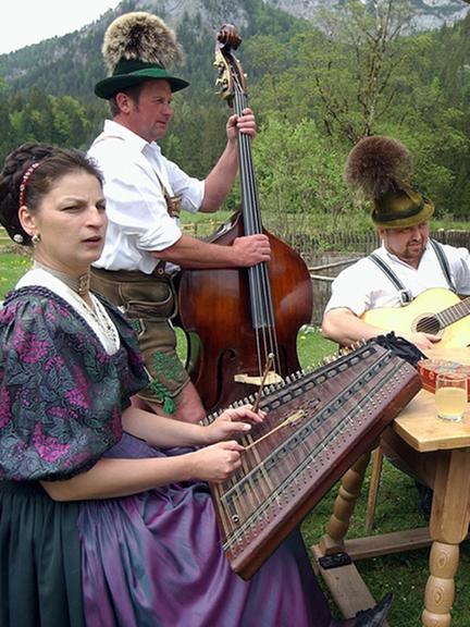 Eine Musikgruppe spielt bei Berchtesgaden in typischer Landes-Tracht bayerische Volksmusik