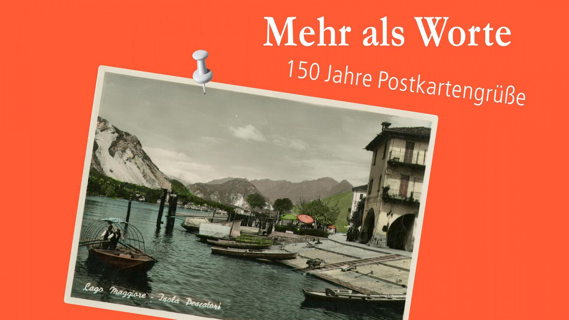 Auf rotem Grund liegt eine historische Postkarte vom Lago Maggioro. Darüber der Titel der Ausstellung "Mehr als Worte. 150 Jahre Postkartengrüße".