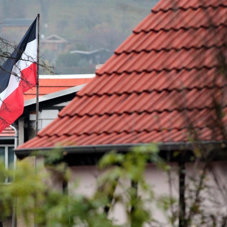 Eine Reichsflagge hängt im Hof des "Braunen Haus" in Jena, aufgenommen am Mittwoch (16.11.2011).