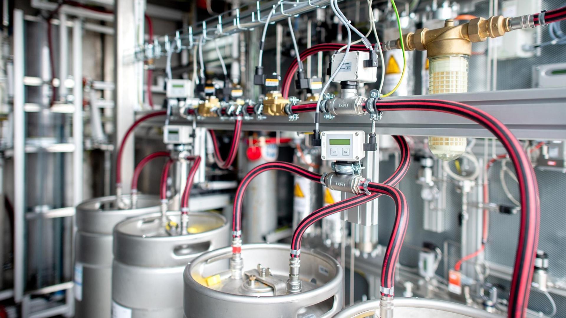 Technische Anlagen des Elektrolyseurs einer Produktionsanlage für Wasserstoff stehen auf dem Gelände der EWE im Ortsteil Huntorf.