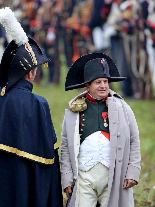 Der Belgier Jean-Gérald Larcin verfolgt als Napoleon (2.v.r) am 17.10.2015 den Aufmarsch seiner Truppen vor der historischen Schlachtdarstellung der Völkerschlacht in Markkleeberg (Sachsen).
