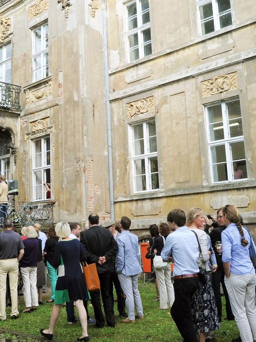 Die Eröffnung der Ausstellung "Rohkunstbau" auf Schloss Roskow (Brandenburg) im Jahr 2013.