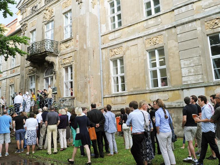 Die Eröffnung der Ausstellung "Rohkunstbau" auf Schloss Roskow (Brandenburg) im Jahr 2013.