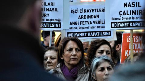 Frauen protestieren im Januar 2018 gegen die Befürwortung von Kinderehen durch das Präsidium für Religionsangelegenheiten (Diyanet) in der Türkei. Die Demonstranten kritisieren, dass das Präsidium die Ehe für neunjährige Mädchen und zwölfjährige Jungen befürwortet habe.
